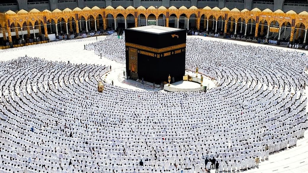 الاستعدادات المبكرة للحج 2026: جهود المملكة العربية السعودية والدول الإسلامية صورة لجموع الحجاج في المشاعر المقدسة، تبرز تحديات إدارة الحشود الكبيرة خلال موسم الحج.