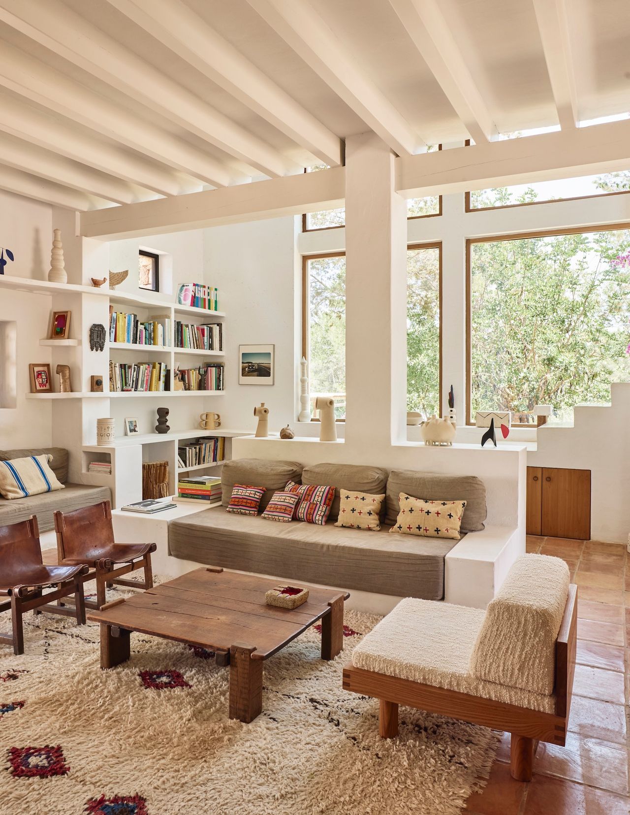 Salón con vigas y muebles mid-century