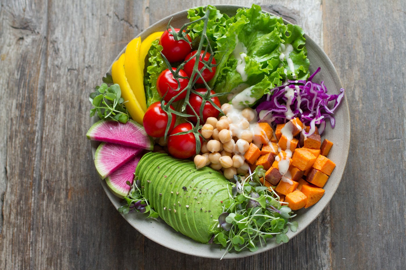A vibrant, colourful bowl of healthy vegetables, avocado, and chickpeas, representing a fibre-rich meal.