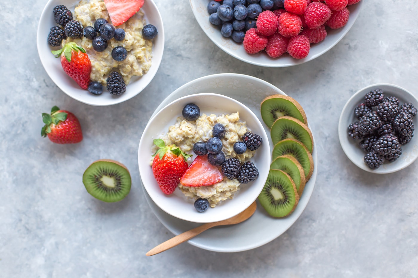 A bowl of oatmeal topped with fresh berries and kiwi, showcasing a delicious high-fibre breakfast.