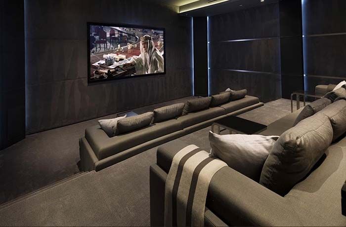 Cinema em casa com decoração moderna