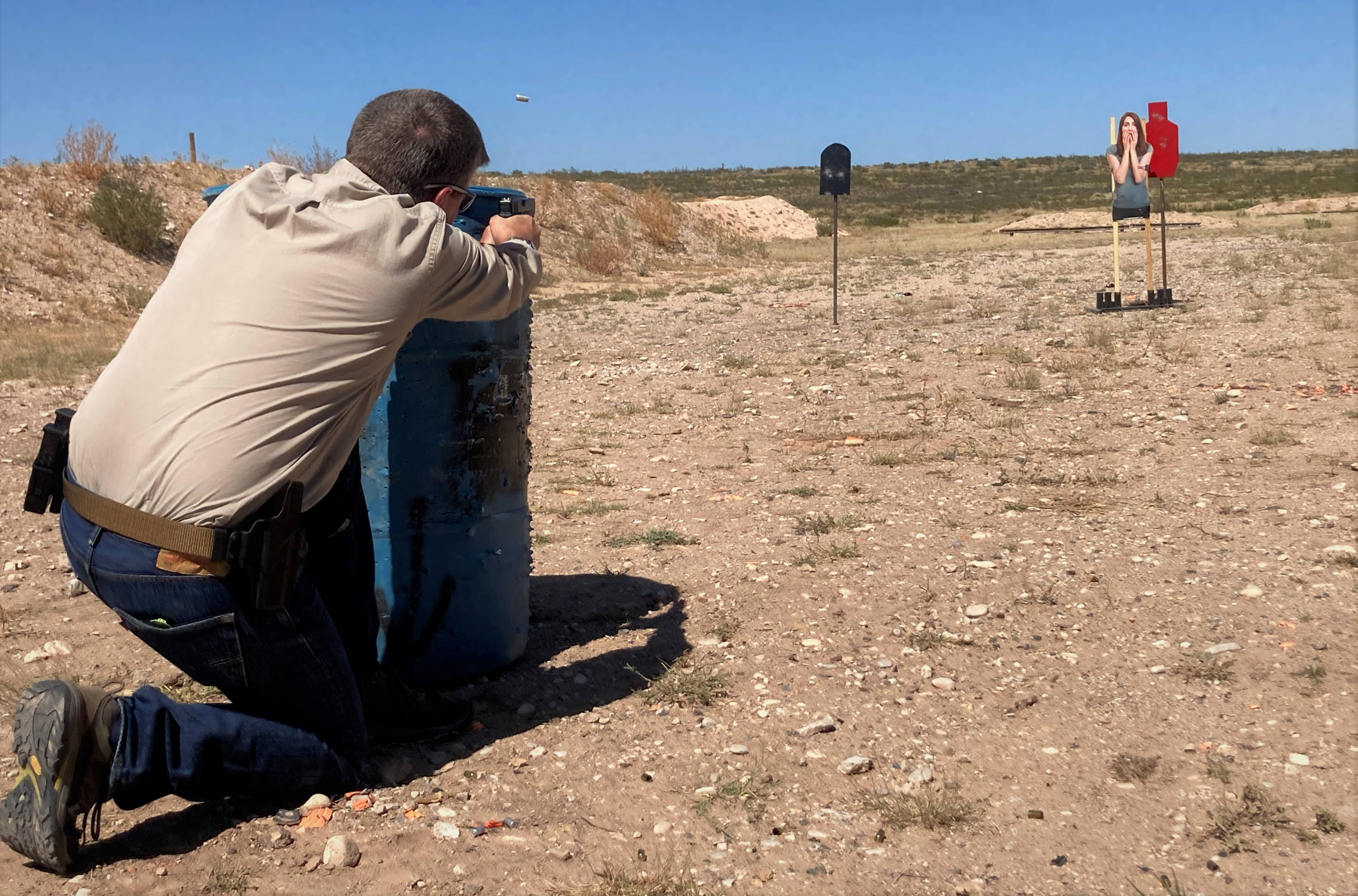 Atirador focado após o disparo, exemplificando o follow through