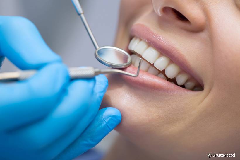 Paciente em consulta odontológica para diagnóstico completo de problemas ocultos.