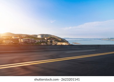 海沿いのアスファルト道路