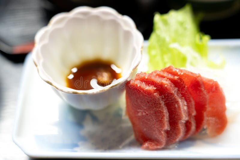 醤油とたれで食べる馬刺し