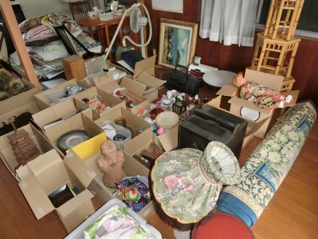 遺品整理の現場作業の様子