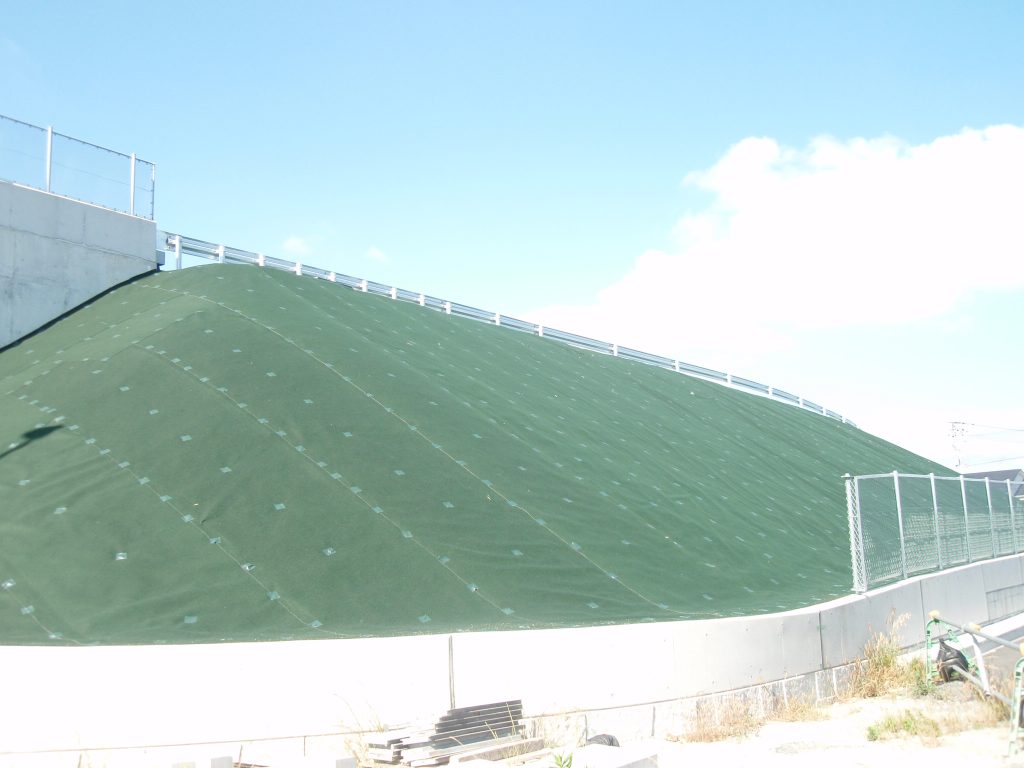 防草シートが施工された法面