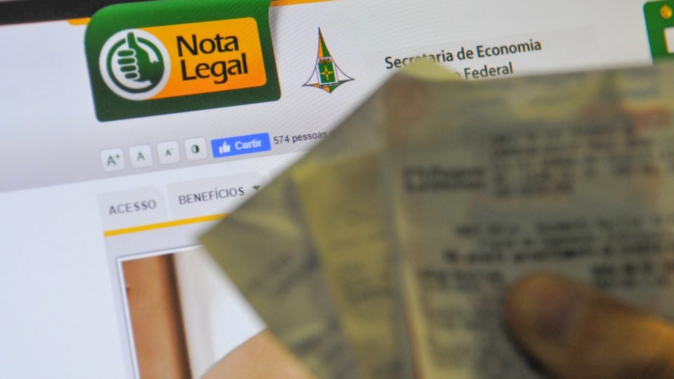 Imagem ilustrativa de notas fiscais e o logo do Nota Legal, representando a nova fonte de recursos para as OSCs do Distrito Federal.