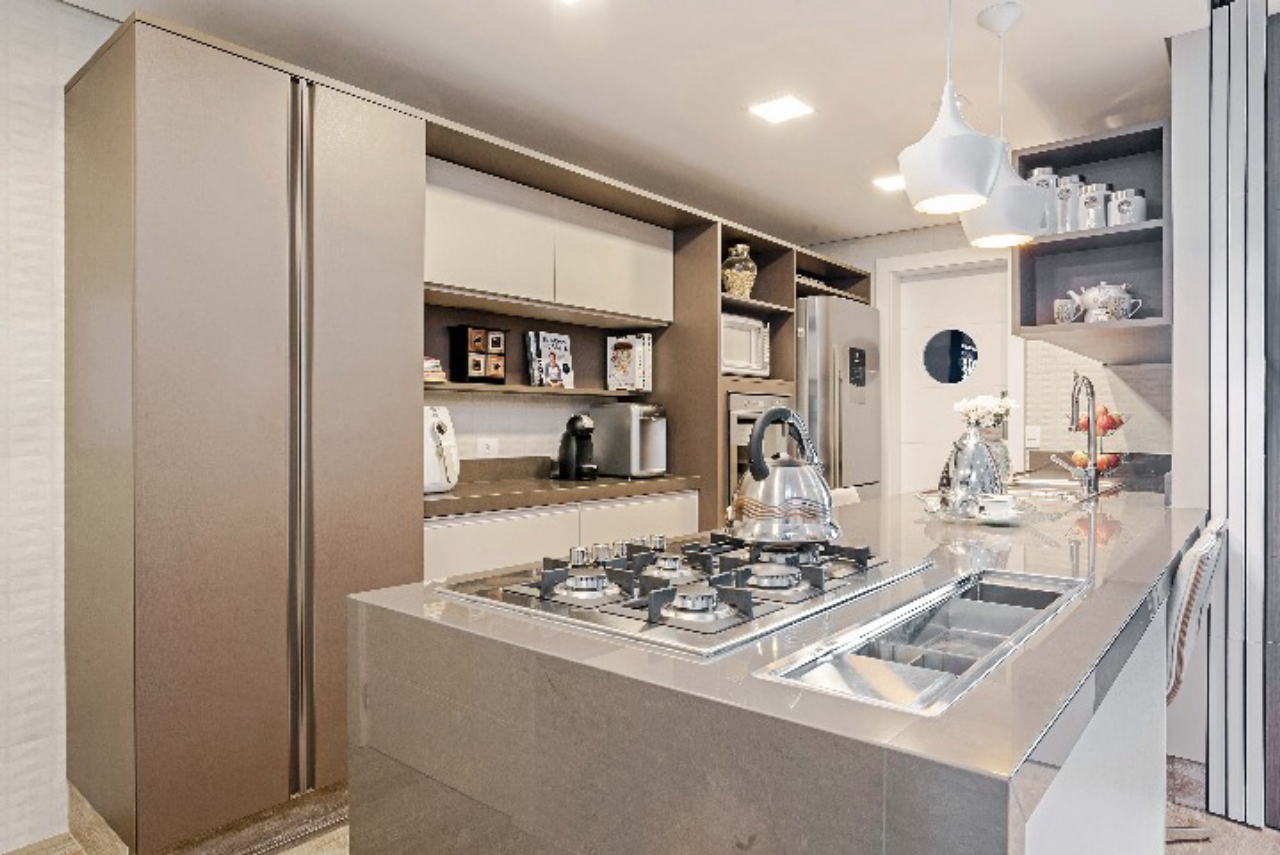 Cozinha com bancada em tons neutros