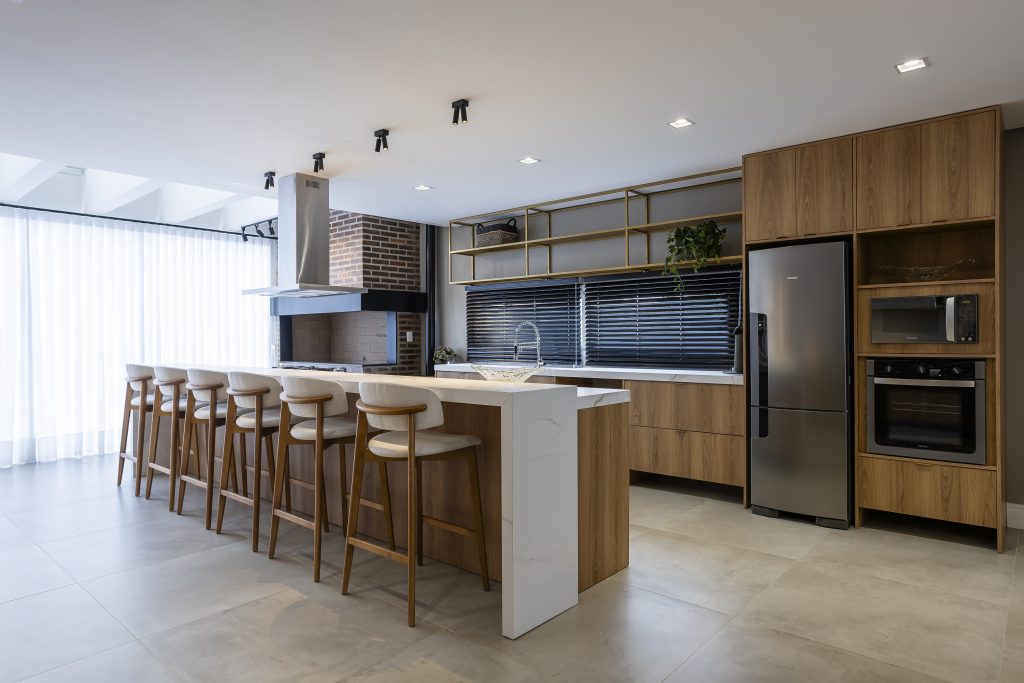 Cozinha com cores práticas para manutenção