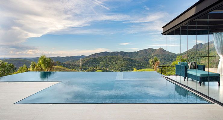 Casa de luxo com piscina de borda infinita