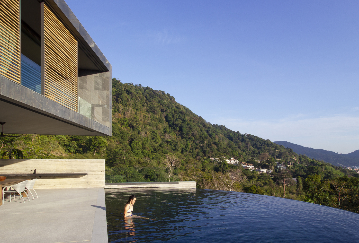 Piscina de borda infinita em casa de luxo