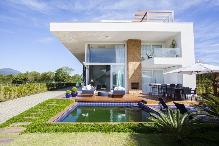 Casa moderna com lareira externa integrada