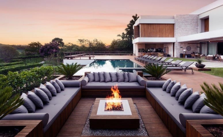 Casa com lareira externa e área de convívio