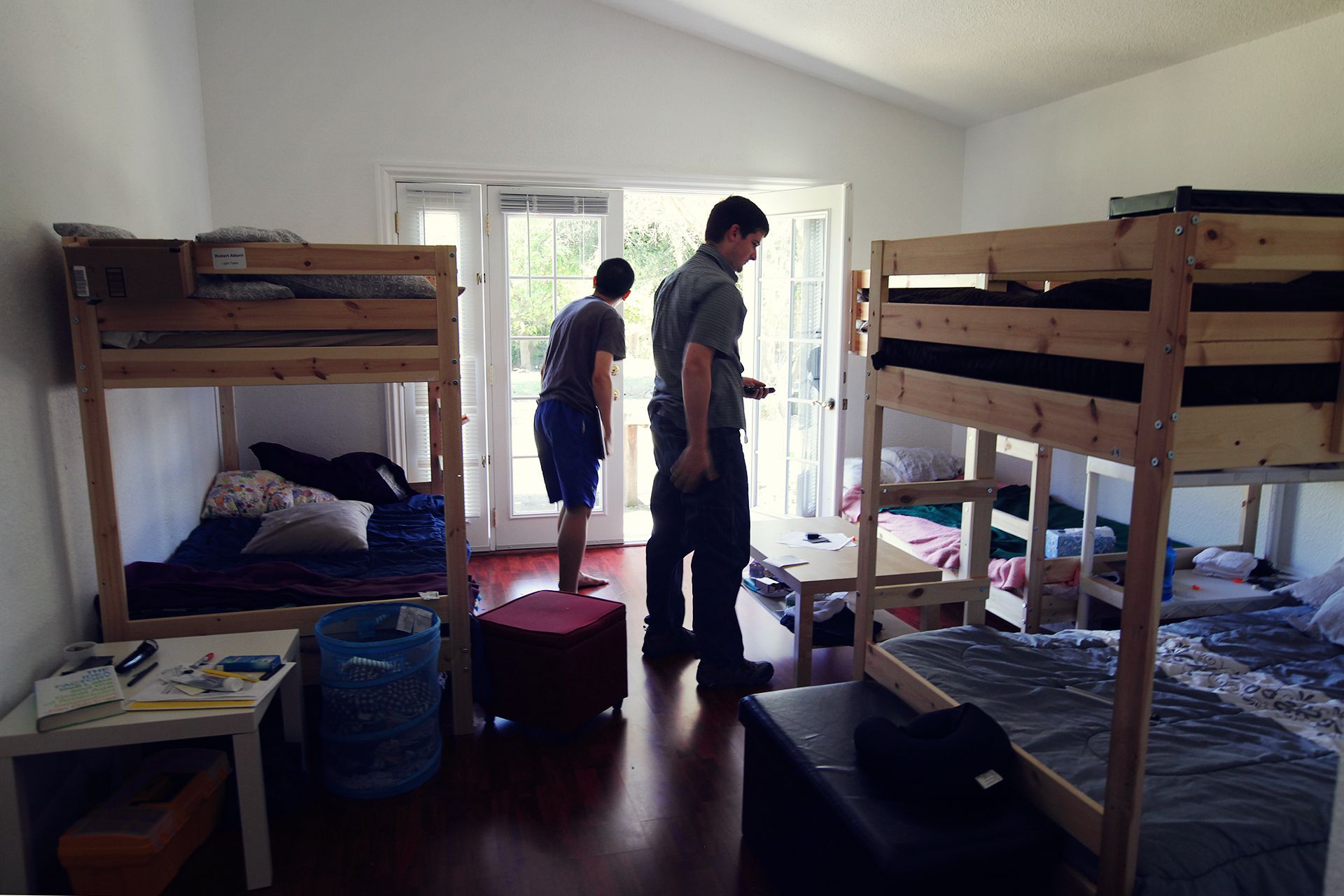 Quarto de hostel real vs. foto de divulgação