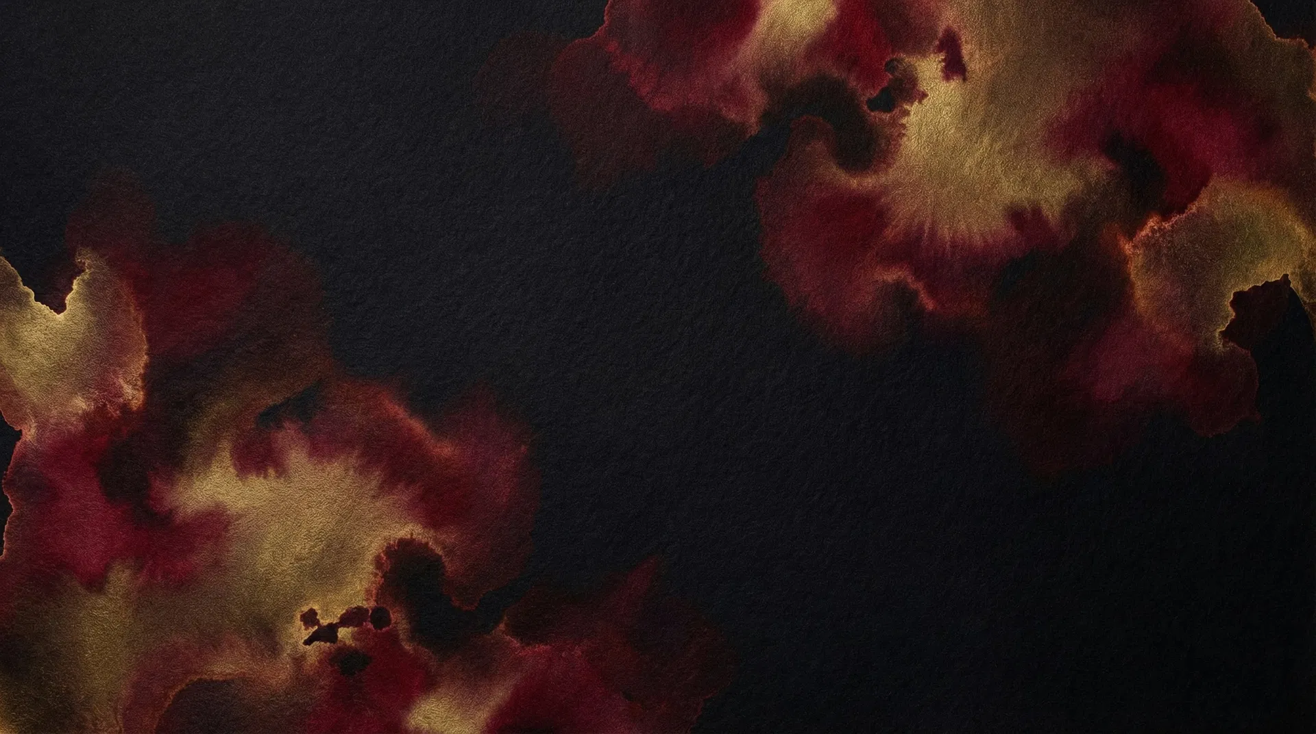 Botanische Blüten und Granatäpfel auf dunklem Hintergrund