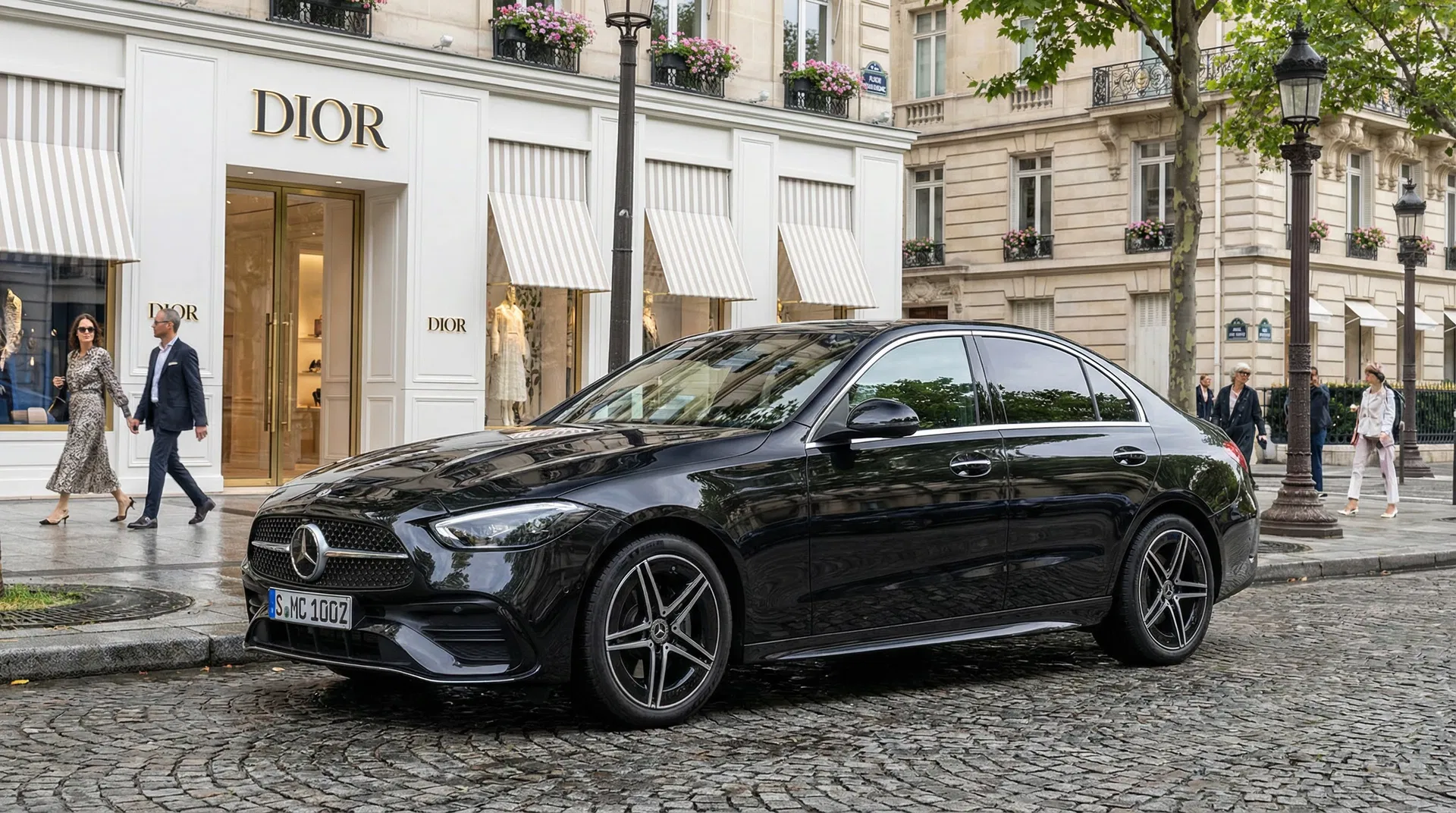 Mercedes Classe C 2025 noir devant Dior Avenue Montaigne Paris