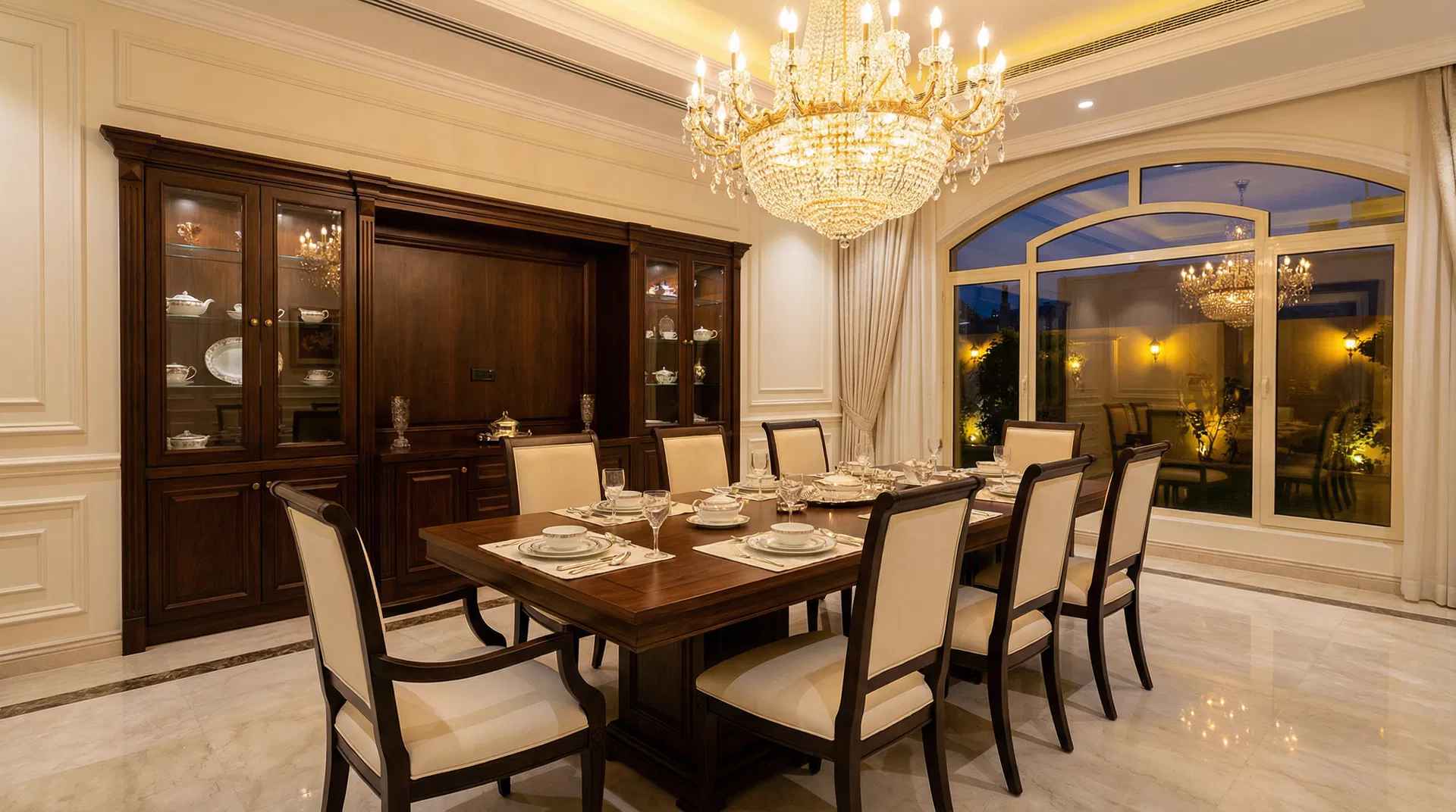 غرفة طعام فاخرة بثريا كريستال