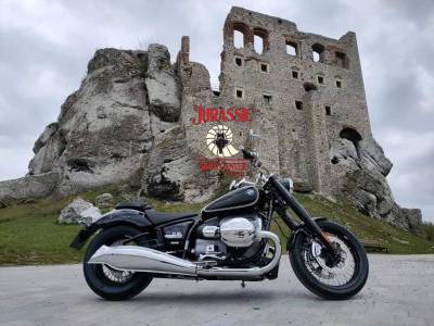 Motocykl na tle Zamku Ogrodzieniec