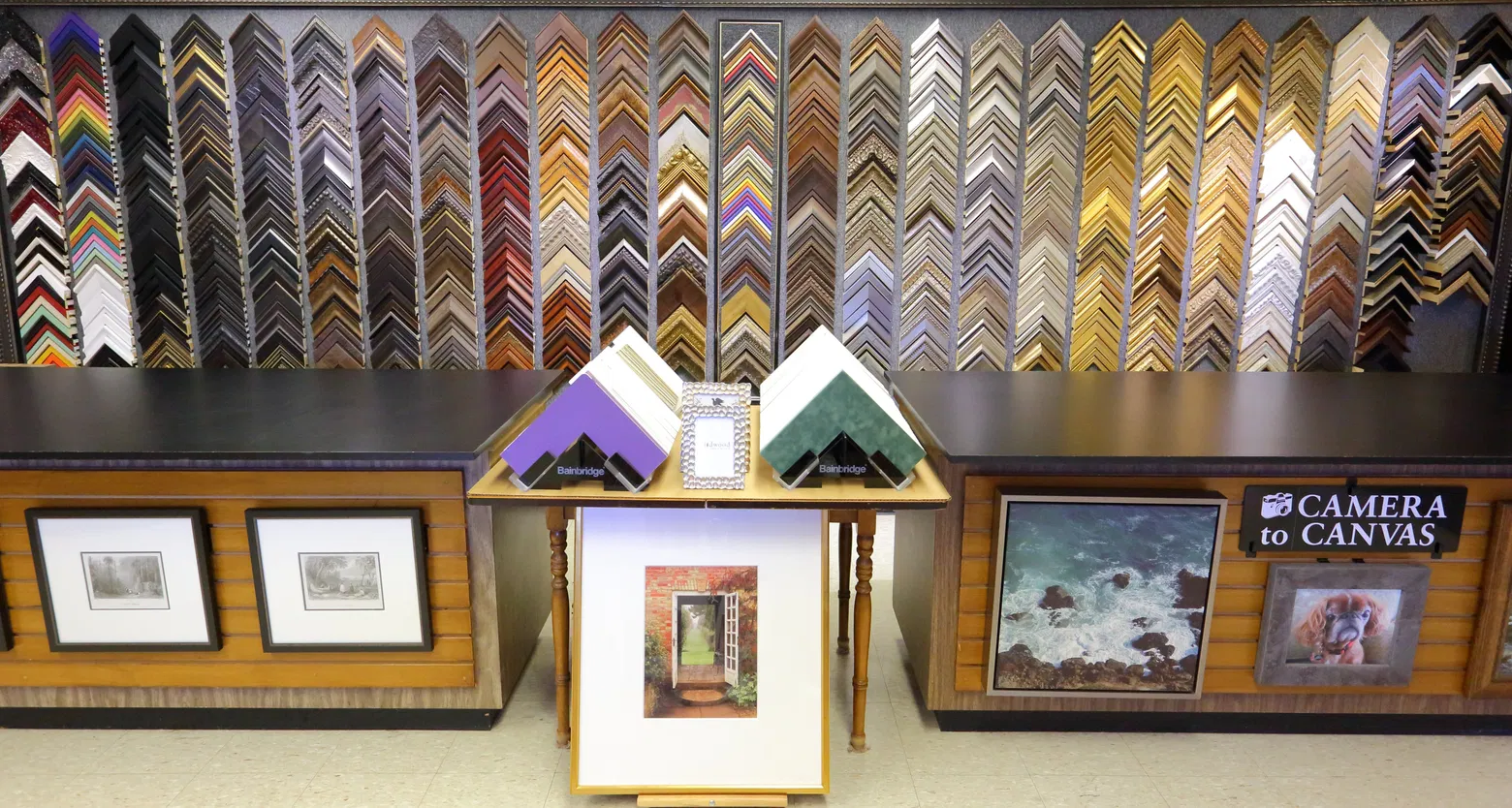 Modern Memory Design Shop Interior with Frame Samples