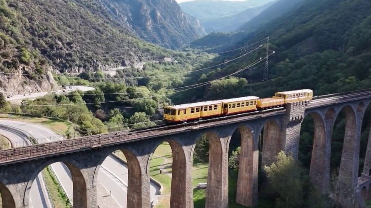 Train Jaune sur un viaduc