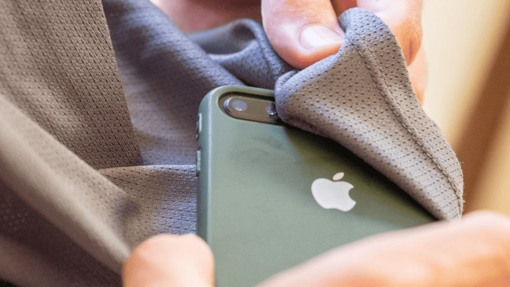 Limpeza da lente do celular com pano de microfibra