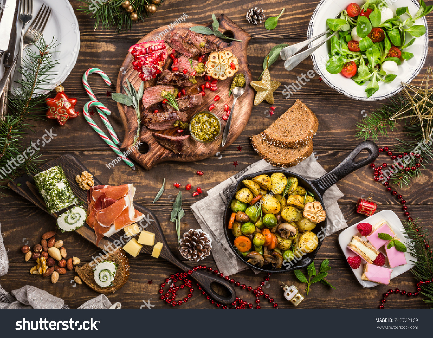 Visão de cima (flat lay) de uma mesa de Ceia de Natal farta