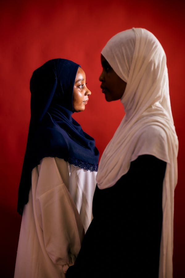 RA3YTbANLDUELxNyytzTvP-images_1748803307713_na1fn_L2hvbWUvdWJ1bnR1L2ltYWdlcy9tdWxoZXJlc19oaWphYg Empoderamento Feminino: Beleza que Transforma | Guia 2025