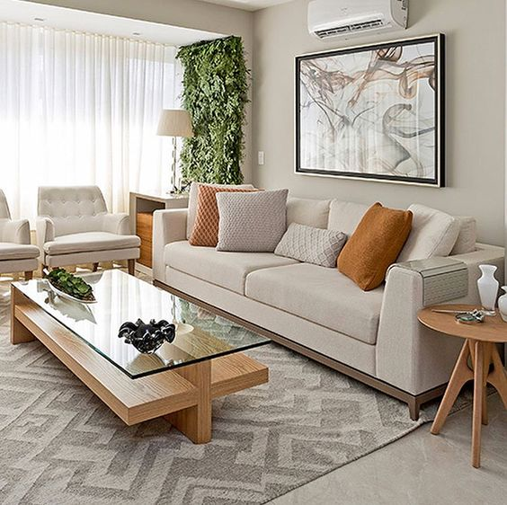 Sala com plantas e elementos naturais