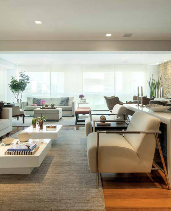 Sala com objetos pessoais e decorativos