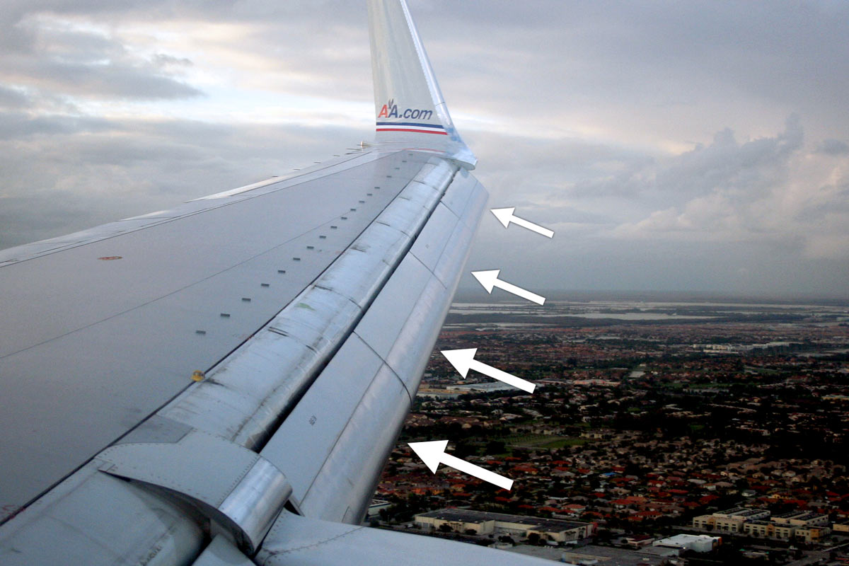 Slats estendidos numa asa de avião comercial