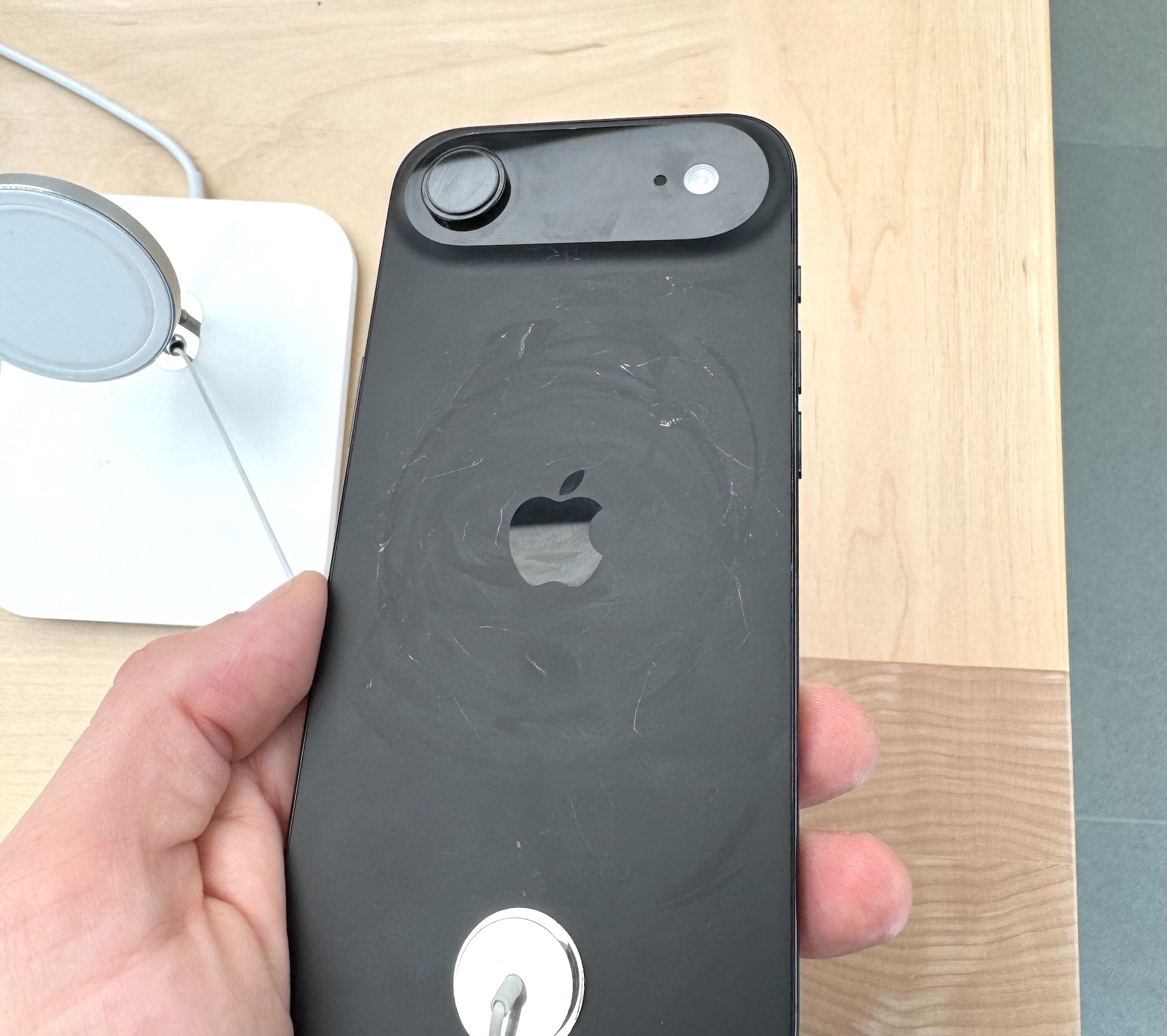 Pilt kriimustatud iPhone 17 Pro-st