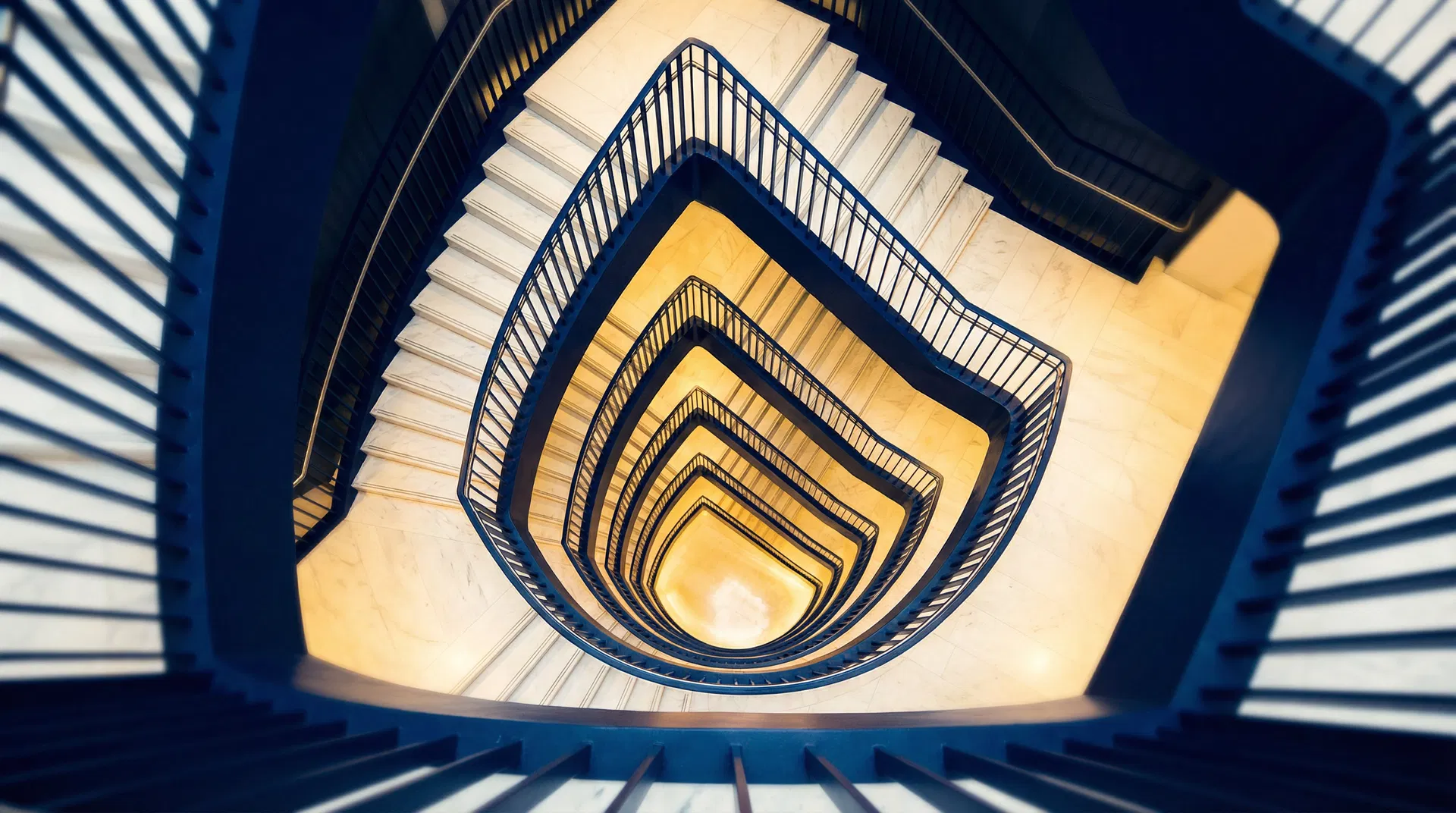 Transformação organizacional - escadaria em espiral representando jornada de mudança