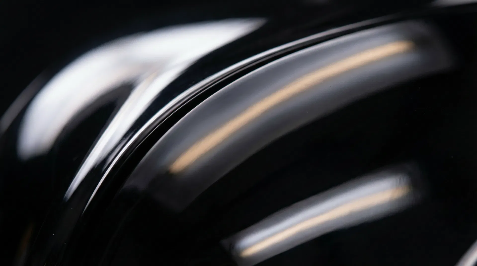 Acabamento liso e brilhante do bagageiro de teto Truff - maleiro de teto em ABS virgem