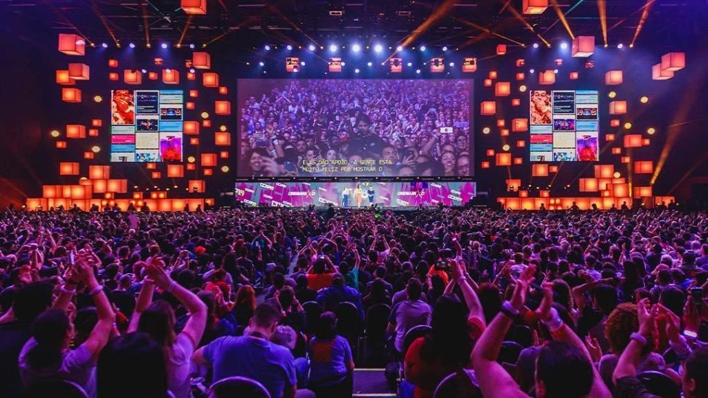 Multidão no palco principal da CCXP 2023