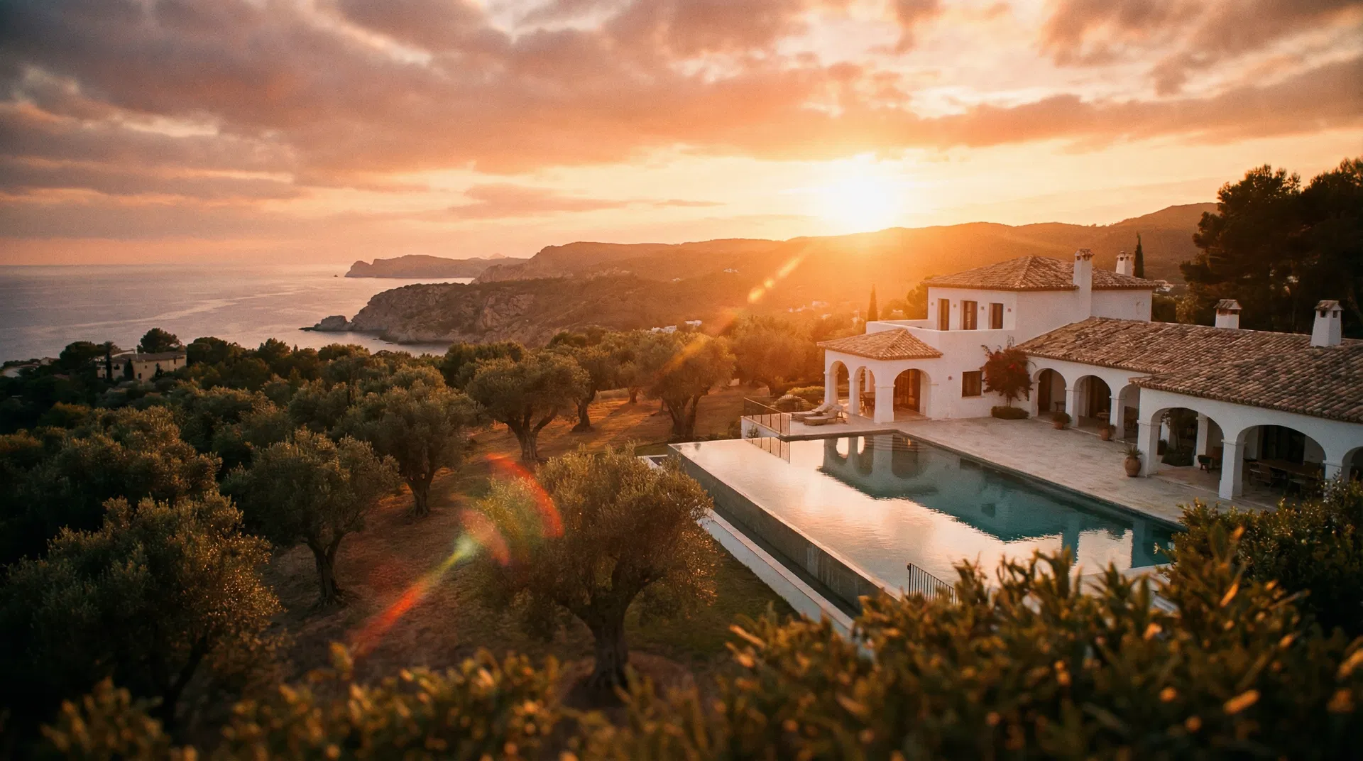 Cinematische Aufnahme einer mediterranen Villa bei Sonnenuntergang