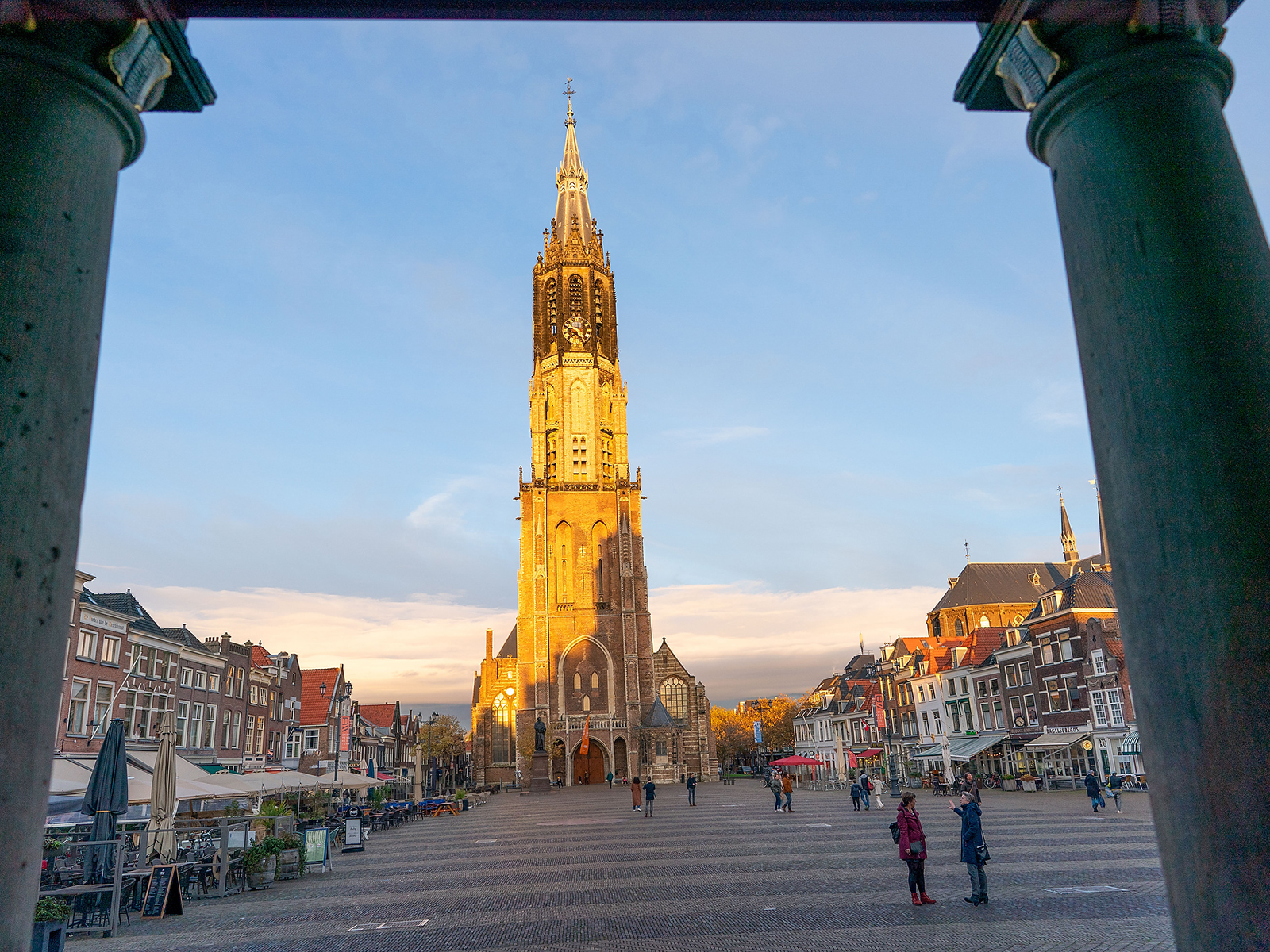 Het historische marktplein van Delft, een van de locaties waar wij regelmatig klanten helpen.