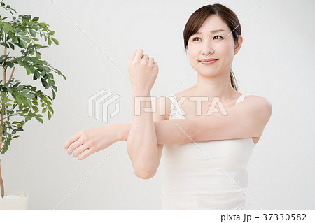 ストレッチをする女性