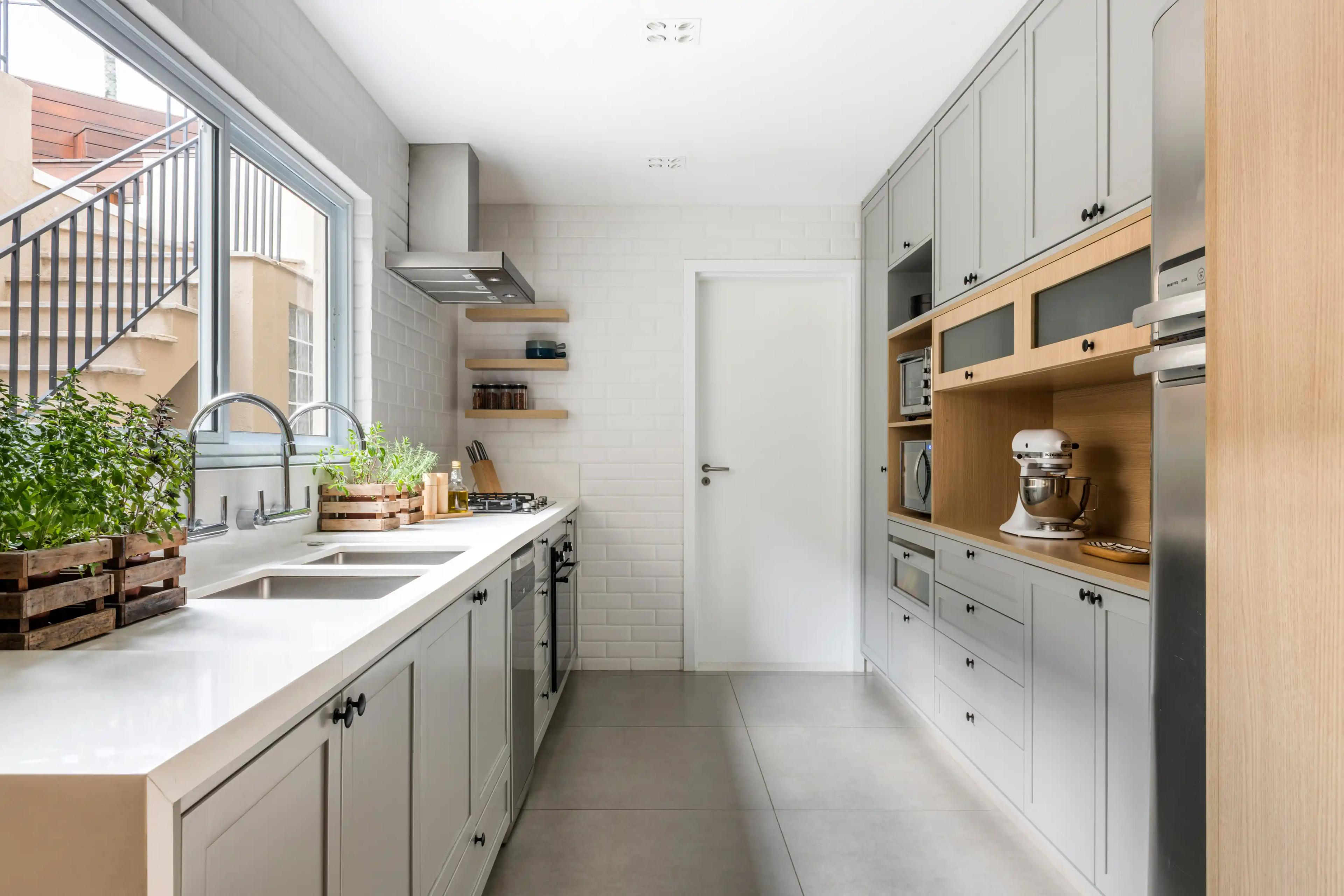 Cozinha moderna em tons neutros