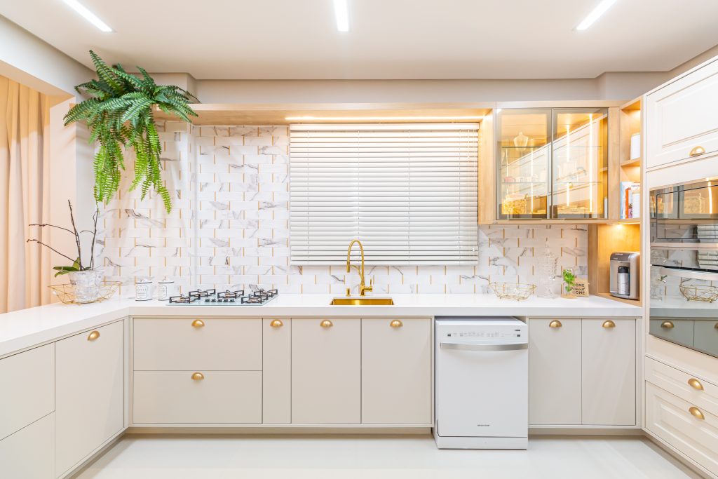 Cozinha com cores neutras