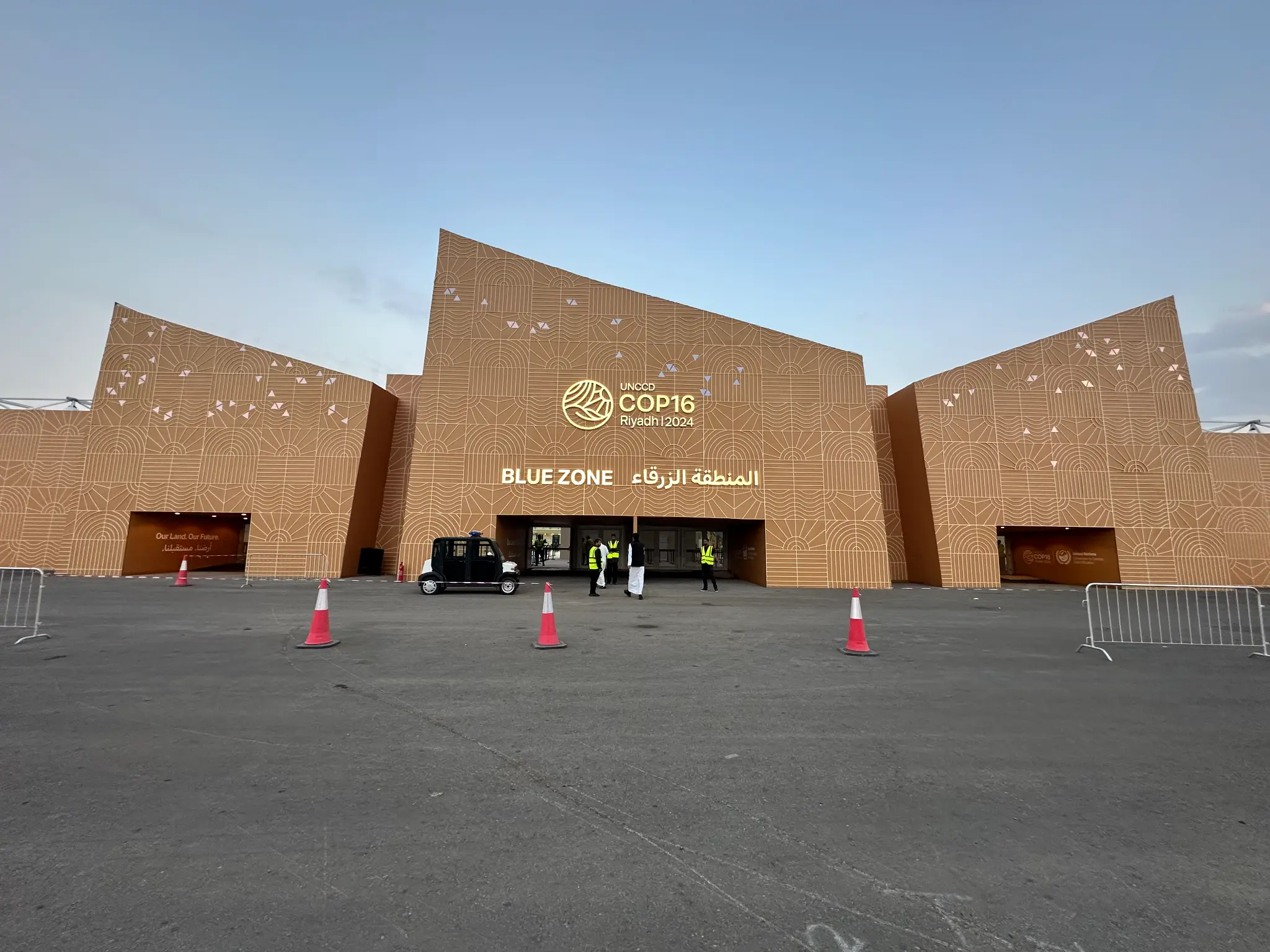 مدخل المنطقة الزرقاء لمؤتمر UNCCD COP16 الرياض 2024، يبرز جودة البناء والتصميم الذي نفذته HAC.