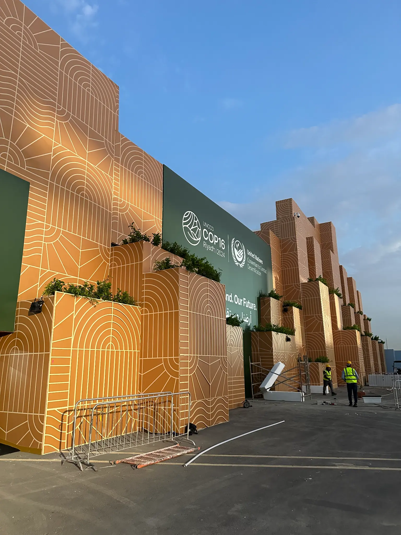 واجهة مبنى مؤتمر UNCCD COP16 الرياض 2024، تظهر تفاصيل البناء والتنسيق الخارجي من قبل HAC.