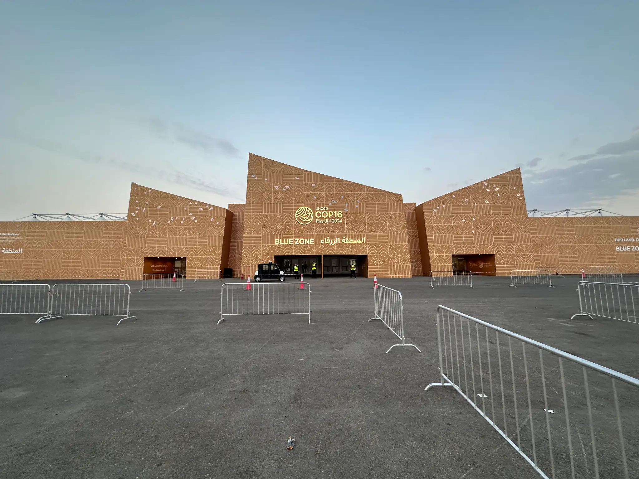 لقطة أوسع للمنطقة الزرقاء في مؤتمر UNCCD COP16 الرياض 2024، تظهر مدى اتساع نطاق العمل الذي قامت به HAC.