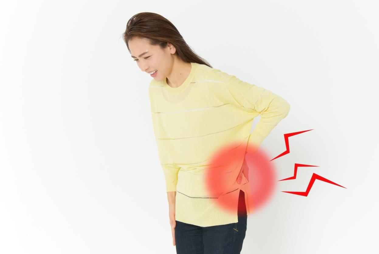腰痛に悩む女性