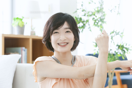 ストレッチをする女性