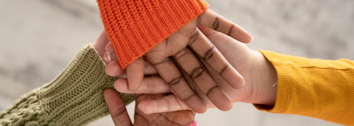 Imagem ilustrativa de mãos unidas, representando a aceleração e o trabalho em rede.