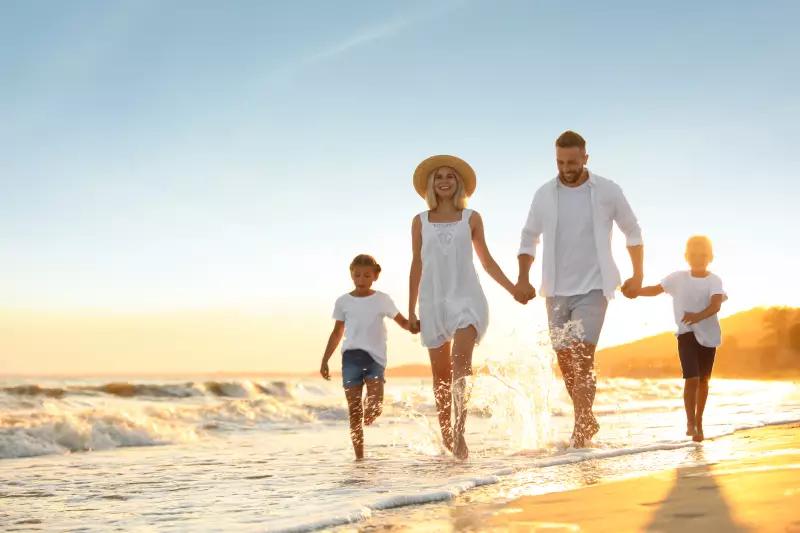 Familie på strandferie på Costa del Sol