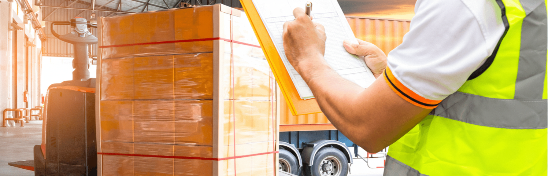 Trabalhador verificando carga