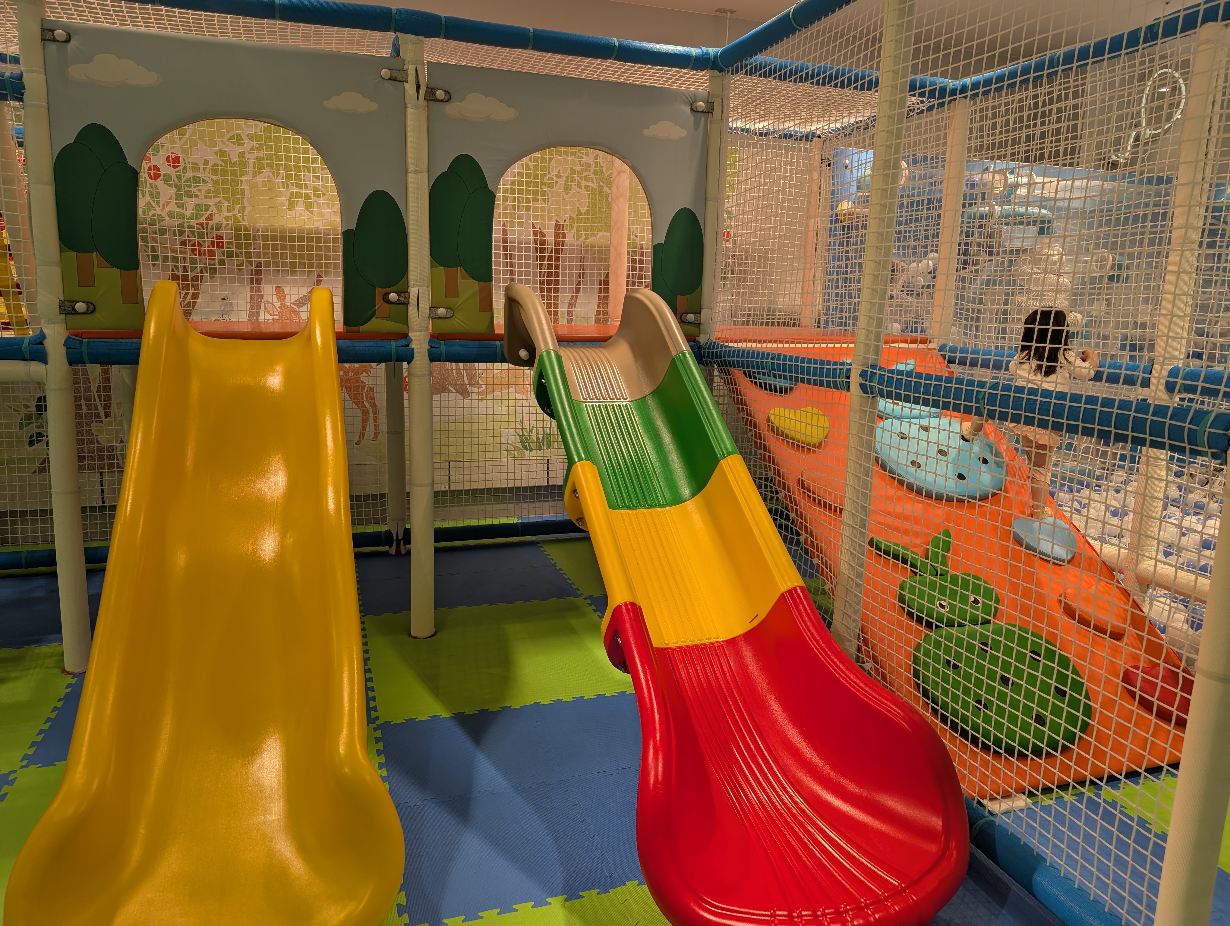 カラフルな滑り台