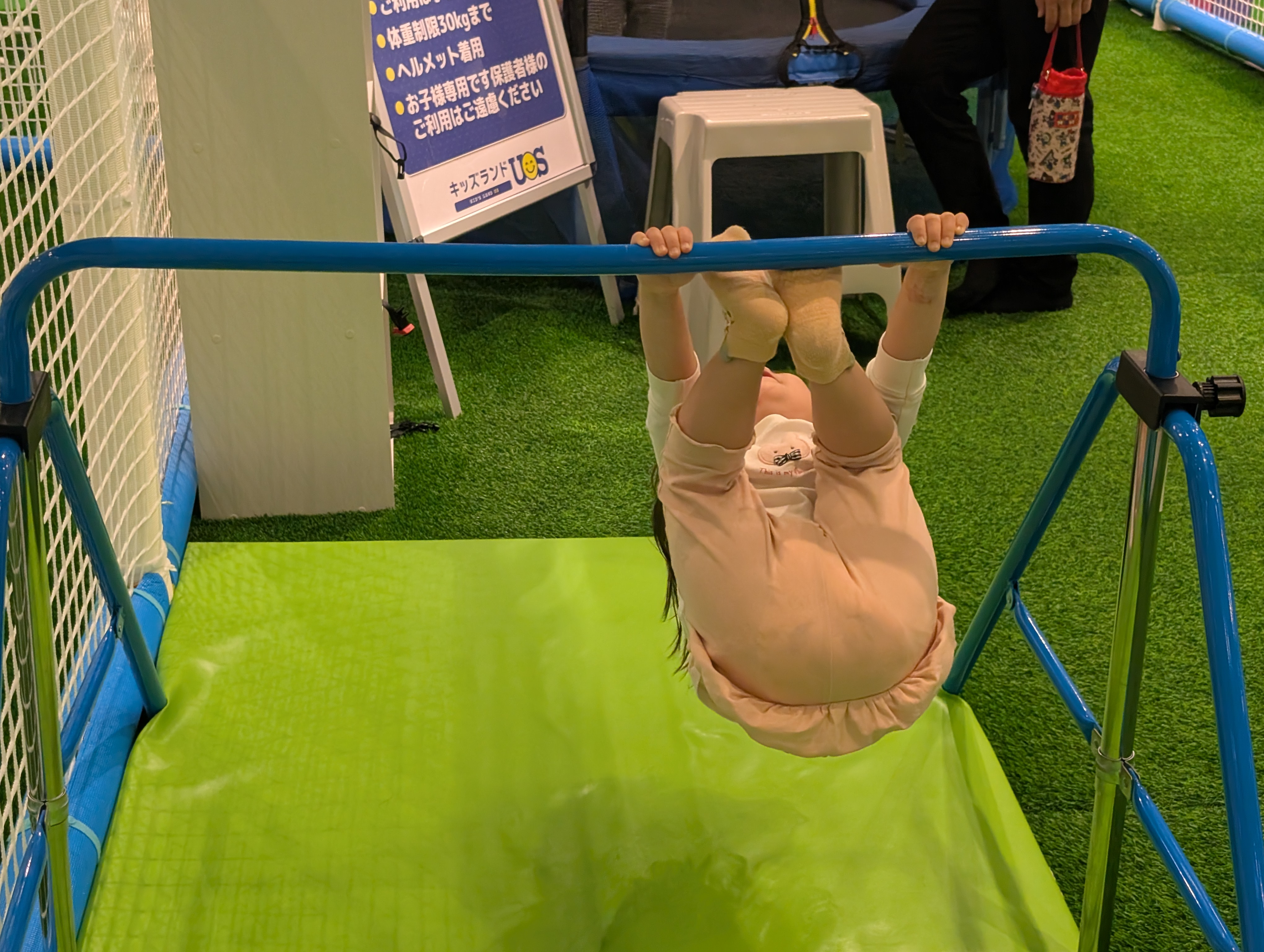 鉄棒にチャレンジ